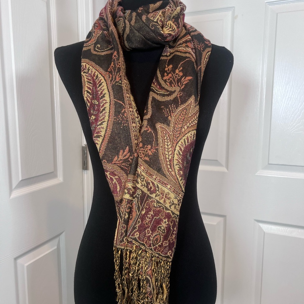 Waverly Celebrations Elegant Paisley Scarf in Black and Gold